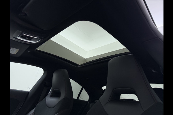 Mercedes-Benz CLA-Klasse 250e AMG // Panoramadak // Nightpakket // Sfeerverlichting // Carplay // Camera // Keyless // MultiBeam