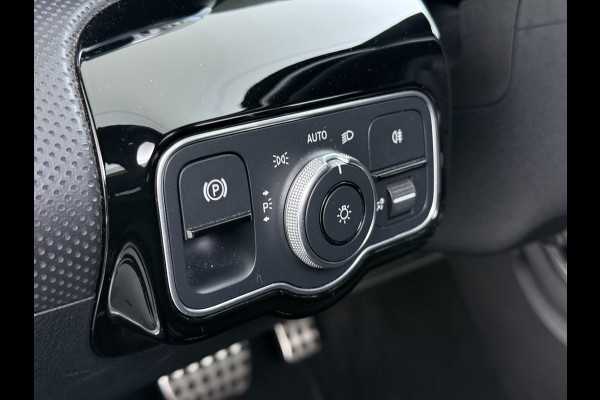 Mercedes-Benz CLA-Klasse 250e AMG // Panoramadak // Nightpakket // Sfeerverlichting // Carplay // Camera // Keyless // MultiBeam