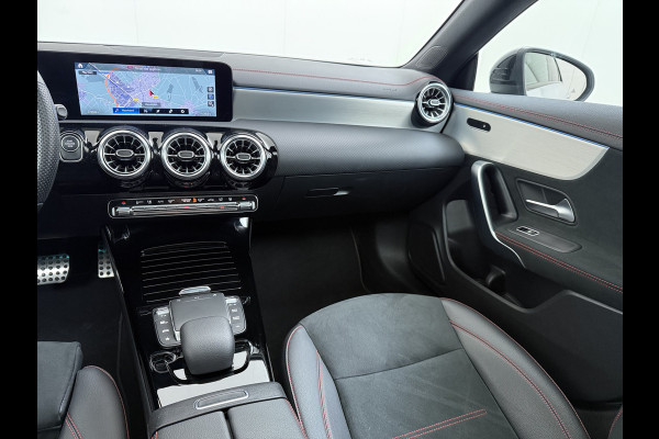 Mercedes-Benz CLA-Klasse 250e AMG // Panoramadak // Nightpakket // Sfeerverlichting // Carplay // Camera // Keyless // MultiBeam