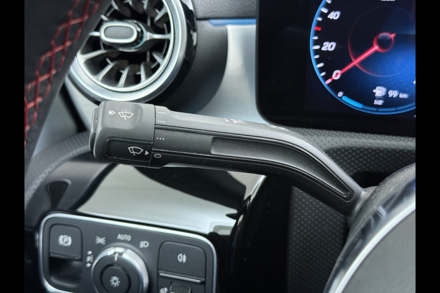 Mercedes-Benz CLA-Klasse 250e AMG // Panoramadak // Nightpakket // Sfeerverlichting // Carplay // Camera // Keyless // MultiBeam