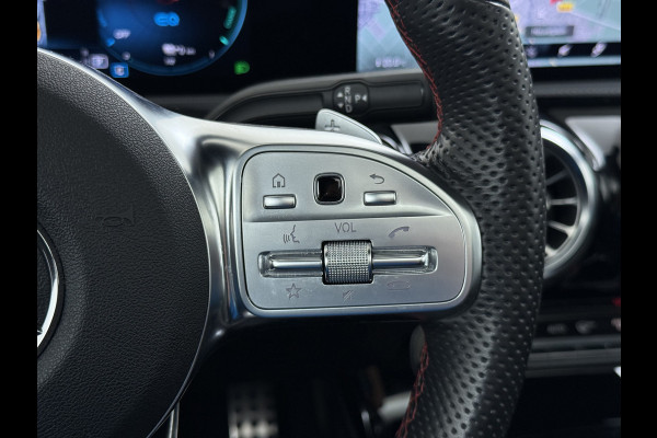 Mercedes-Benz CLA-Klasse 250e AMG // Panoramadak // Nightpakket // Sfeerverlichting // Carplay // Camera // Keyless // MultiBeam