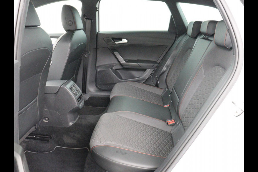 Seat Leon 1.5 eTSI FR Intens | Carplay | Adaptive cruise | Sfeerverlichting | Navigatie | Parkeerhulp | Dodehoek detectie | Full LED | Climate control | Bluetooth