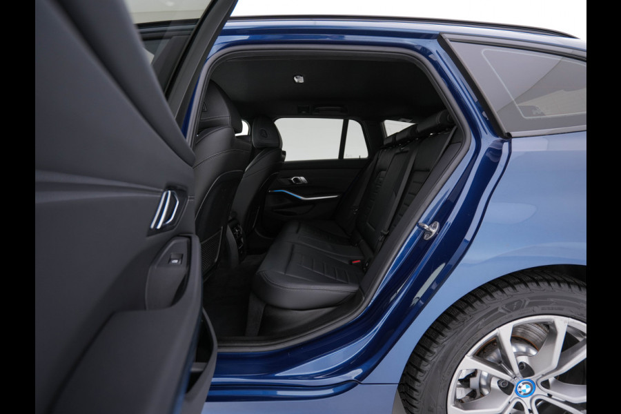 BMW 3 Serie Touring 320e Business Edition Plus [Plug-In] (INCL-BTW) Aut. *LEATHER | FULL-LED | HEATED-SPORTSEATS | DIGI-COCKPIT | HIFI-SOUND | NAVI-FULLMAP | PRIVACYGLASS | PDC | AMBIENTLIGHT | DAB | KEYLESS | TOWBAR | 17"ALU* *