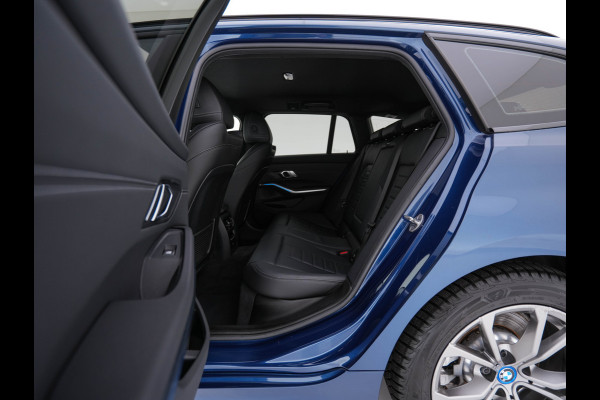 BMW 3 Serie Touring 320e Business Edition Plus [Plug-In] (INCL-BTW) Aut. *LEATHER | FULL-LED | HEATED-SPORTSEATS | DIGI-COCKPIT | HIFI-SOUND | NAVI-FULLMAP | PRIVACYGLASS | PDC | AMBIENTLIGHT | DAB | KEYLESS | TOWBAR | 17"ALU* *