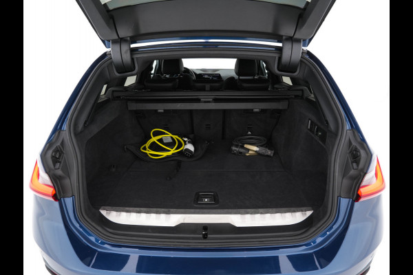 BMW 3 Serie Touring 320e Business Edition Plus [Plug-In] (INCL-BTW) Aut. *LEATHER | FULL-LED | HEATED-SPORTSEATS | DIGI-COCKPIT | HIFI-SOUND | NAVI-FULLMAP | PRIVACYGLASS | PDC | AMBIENTLIGHT | DAB | KEYLESS | TOWBAR | 17"ALU* *