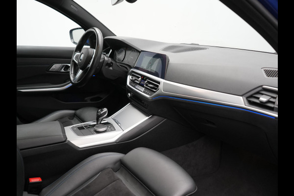 BMW 3 Serie 318i M Sport Shadow 156pk Dealer O.H | Panodak | Alcantara Sportstoelen Verwarmd | Camera & Parkassist | Keyless | Hifi Audio | Apple Carplay | 18"L.M | Sfeerverlichting |