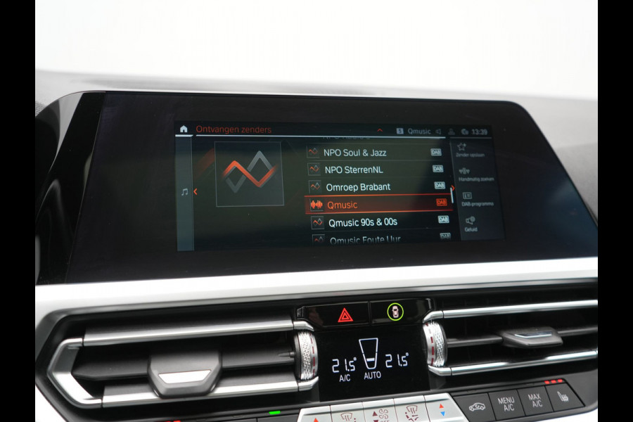 BMW 3 Serie 318i M Sport Shadow 156pk Dealer O.H | Panodak | Alcantara Sportstoelen Verwarmd | Camera & Parkassist | Keyless | Hifi Audio | Apple Carplay | 18"L.M | Sfeerverlichting |