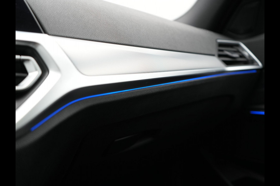 BMW 3 Serie 318i M Sport Shadow 156pk Dealer O.H | Panodak | Alcantara Sportstoelen Verwarmd | Camera & Parkassist | Keyless | Hifi Audio | Apple Carplay | 18"L.M | Sfeerverlichting |