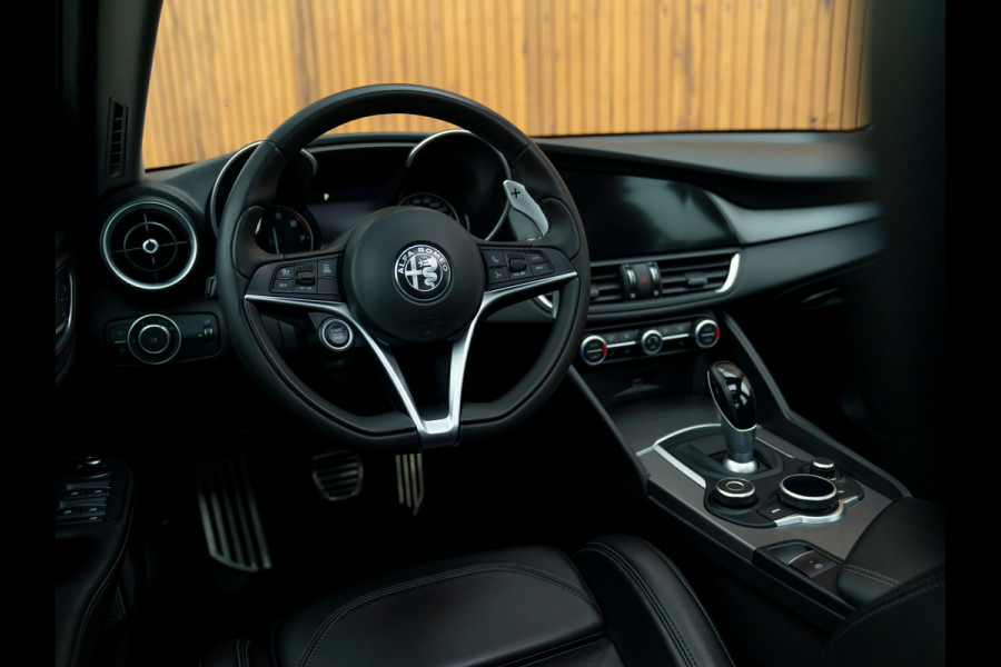 Alfa Romeo Giulia 2.0T B-Tech | Pano-dak | Veloce stoelen | Adapt. cruise