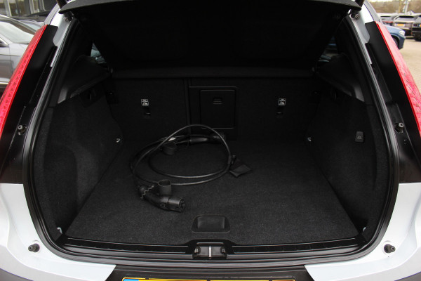 Volvo XC40 Recharge P8 AWD R-Design / SoH 92,4% / Trekhaak / Keyless / 19'' / Half leder / Stuur+Stoelverwarming / DAB / Dodehoek / ACC
