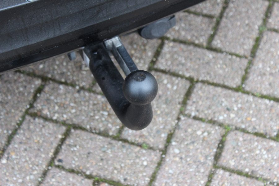 Volvo XC40 Recharge P8 AWD R-Design / SoH 92,4% / Trekhaak / Keyless / 19'' / Half leder / Stuur+Stoelverwarming / DAB / Dodehoek / ACC