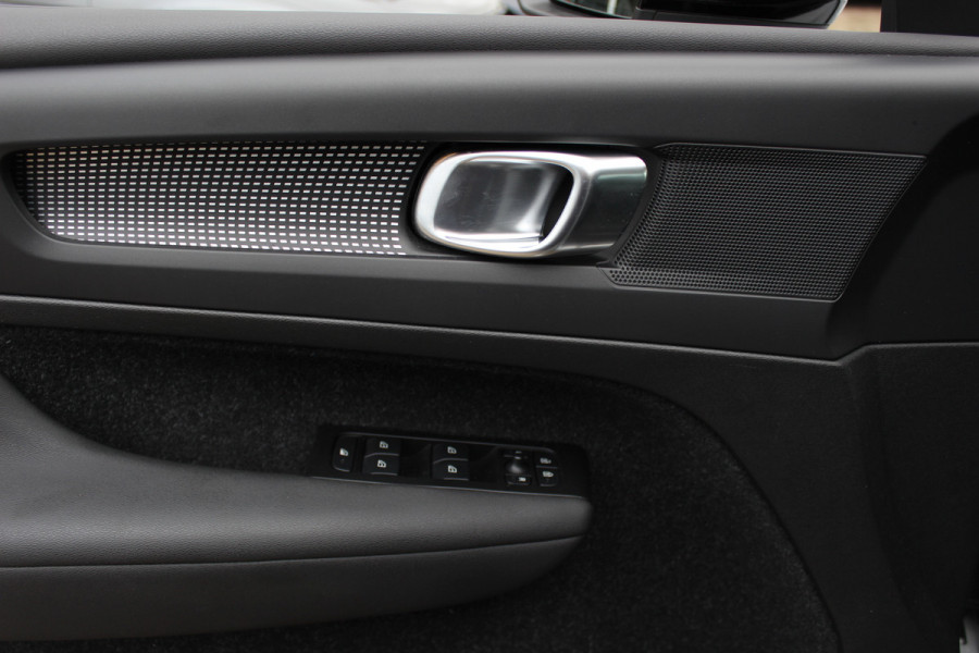 Volvo XC40 Recharge P8 AWD R-Design / SoH 92,4% / Trekhaak / Keyless / 19'' / Half leder / Stuur+Stoelverwarming / DAB / Dodehoek / ACC