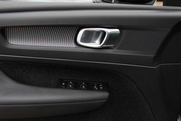 Volvo XC40 Recharge P8 AWD R-Design / SoH 92,4% / Trekhaak / Keyless / 19'' / Half leder / Stuur+Stoelverwarming / DAB / Dodehoek / ACC