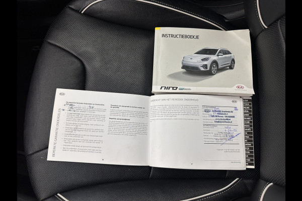 Kia e-Niro ExecutiveLine 64 kWh [ 3-Fase ] {SOH-100%} (INCL-BTW) Aut.*HEATPUMP | LEATHER | FULL-LED | NAVI-FULLMAP | ADAPTIVE-CRUISE | CAMERA | MEMORY-PACK | LANE-ASSIST | KEYLESS | DIGI-COCKPIT | PRIVACYGLASS | SHIFTPADDLES | COMFORTSEATS | 17"