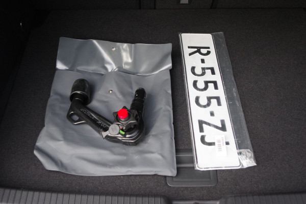 Volkswagen Golf 1.5 TSI R-Line BNS+, Trekhaak, Sportstoelen, Adap. Cruise Control, Winterpakket, Camera