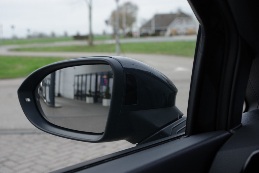 Volkswagen Golf 1.5 TSI R-Line BNS+, Trekhaak, Sportstoelen, Adap. Cruise Control, Winterpakket, Camera