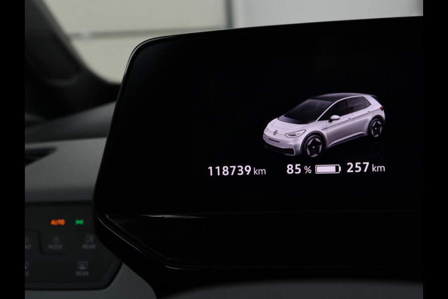 Volkswagen ID.3 First Plus 58 kWh | SOH 90% | Stoel & stuurverwarming | Camera | Adaptive cruise | Sfeerverlichting | Carplay | Navigatie | Keyless | Matrix LED