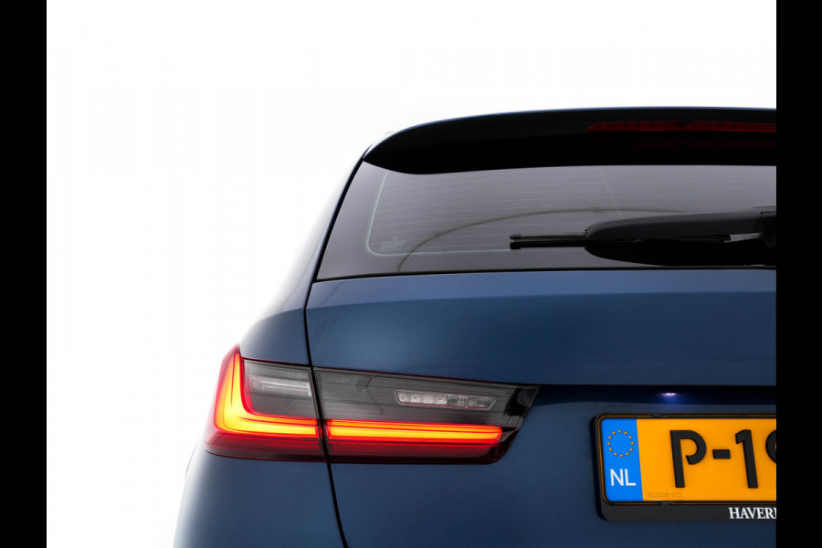 BMW 3 Serie Touring 320e Business Edition Plus [Plug-In] (INCL-BTW) Aut. *LEATHER | FULL-LED | HEATED-SPORTSEATS | DIGI-COCKPIT | HIFI-SOUND | NAVI-FULLMAP | PRIVACYGLASS | PDC | AMBIENTLIGHT | DAB | KEYLESS | TOWBAR | 17"ALU* *