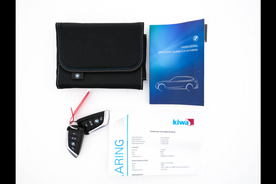 BMW 3 Serie Touring 320e Business Edition Plus [Plug-In] (INCL-BTW) Aut. *LEATHER | FULL-LED | HEATED-SPORTSEATS | DIGI-COCKPIT | HIFI-SOUND | NAVI-FULLMAP | PRIVACYGLASS | PDC | AMBIENTLIGHT | DAB | KEYLESS | TOWBAR | 17"ALU* *