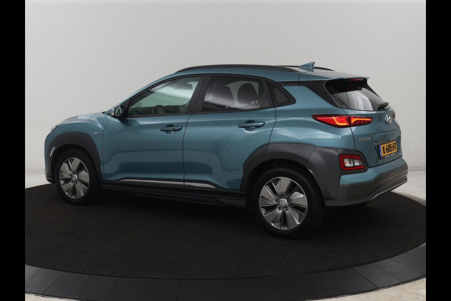 Hyundai Kona EV Premium 64 kWh | SOH 95% | Stoelventilatie | Leder | Head-Up | Warmtepomp | Camera | Achterbankverwarming | Carplay | Navigatie | Adaptive cruise | Keyless | Parkeerhulp