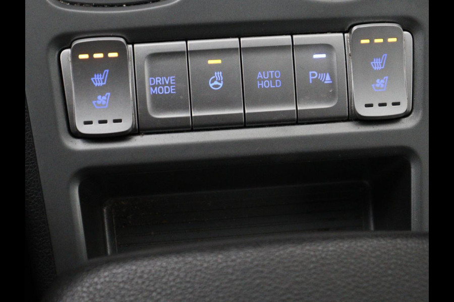 Hyundai Kona EV Premium 64 kWh | SOH 95% | Stoelventilatie | Leder | Head-Up | Warmtepomp | Camera | Achterbankverwarming | Carplay | Navigatie | Adaptive cruise | Keyless | Parkeerhulp