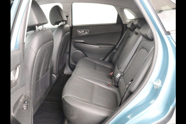 Hyundai Kona EV Premium 64 kWh | SOH 95% | Stoelventilatie | Leder | Head-Up | Warmtepomp | Camera | Achterbankverwarming | Carplay | Navigatie | Adaptive cruise | Keyless | Parkeerhulp