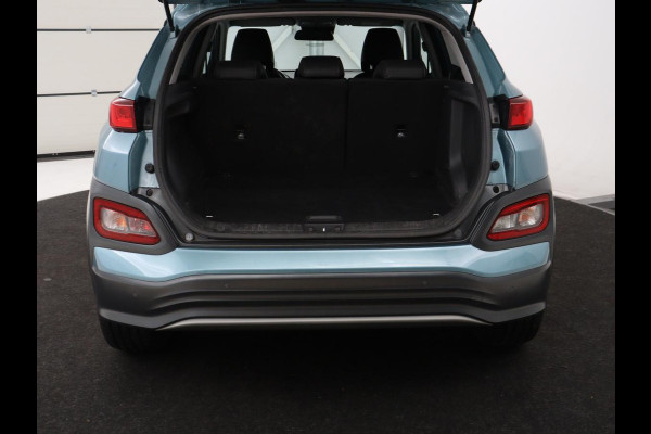 Hyundai Kona EV Premium 64 kWh | SOH 95% | Stoelventilatie | Leder | Head-Up | Warmtepomp | Camera | Achterbankverwarming | Carplay | Navigatie | Adaptive cruise | Keyless | Parkeerhulp
