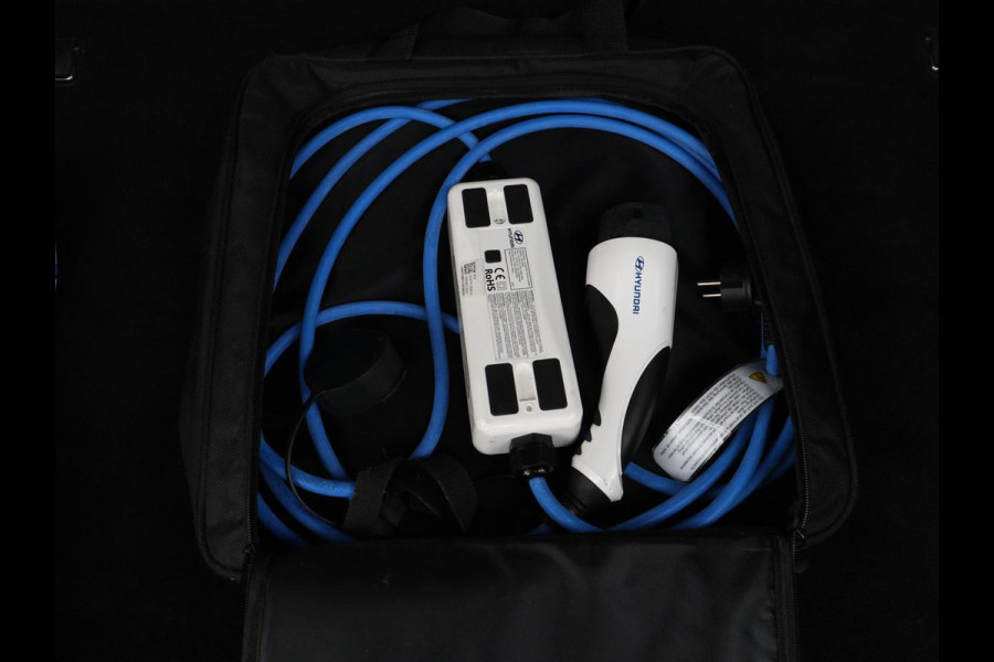 Hyundai Kona EV Premium 64 kWh | SOH 95% | Stoelventilatie | Leder | Head-Up | Warmtepomp | Camera | Achterbankverwarming | Carplay | Navigatie | Adaptive cruise | Keyless | Parkeerhulp