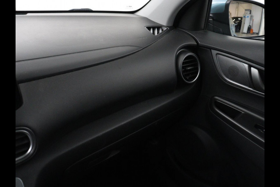 Hyundai Kona EV Premium 64 kWh | SOH 95% | Stoelventilatie | Leder | Head-Up | Warmtepomp | Camera | Achterbankverwarming | Carplay | Navigatie | Adaptive cruise | Keyless | Parkeerhulp