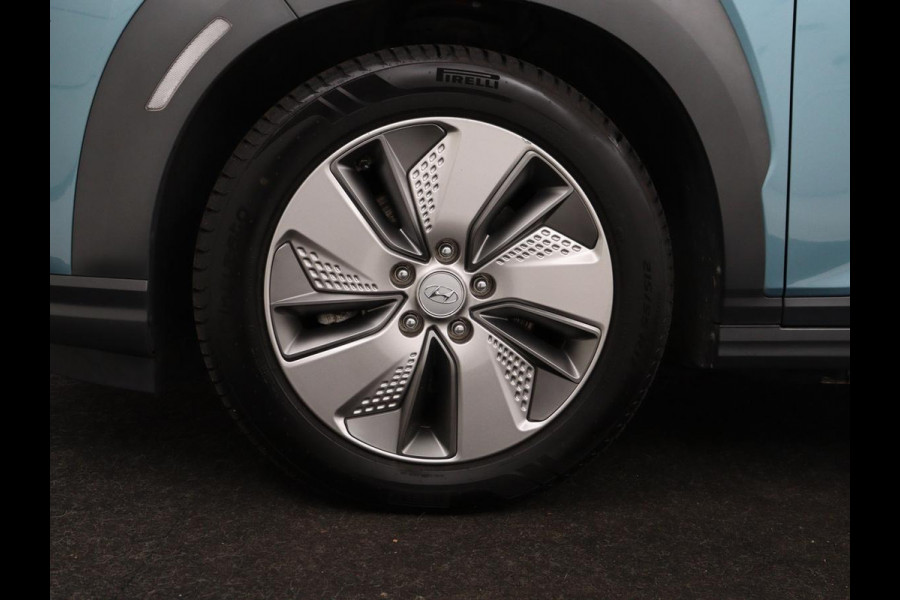 Hyundai Kona EV Premium 64 kWh | SOH 95% | Stoelventilatie | Leder | Head-Up | Warmtepomp | Camera | Achterbankverwarming | Carplay | Navigatie | Adaptive cruise | Keyless | Parkeerhulp