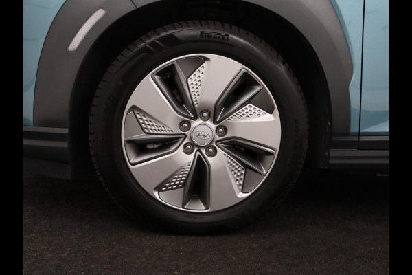 Hyundai Kona EV Premium 64 kWh | SOH 95% | Stoelventilatie | Leder | Head-Up | Warmtepomp | Camera | Achterbankverwarming | Carplay | Navigatie | Adaptive cruise | Keyless | Parkeerhulp