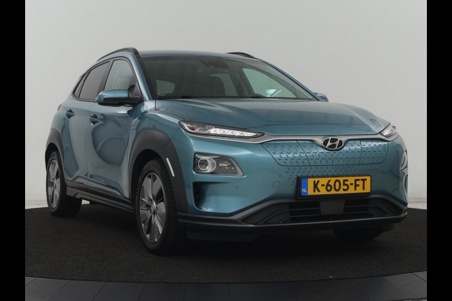 Hyundai Kona EV Premium 64 kWh | SOH 95% | Stoelventilatie | Leder | Head-Up | Warmtepomp | Camera | Achterbankverwarming | Carplay | Navigatie | Adaptive cruise | Keyless | Parkeerhulp