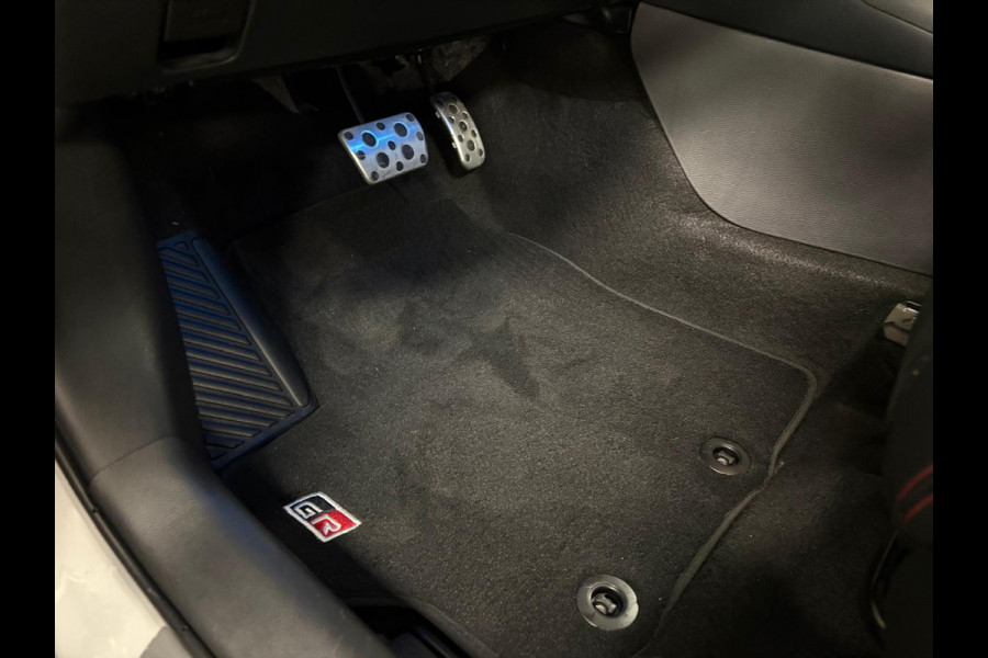 Toyota Yaris Cross 1.5 Hybrid GR Sport*Pano*Head-up*Camera*Stoelverwarming*Leder*Cruise-Control*PDC*Xenon*