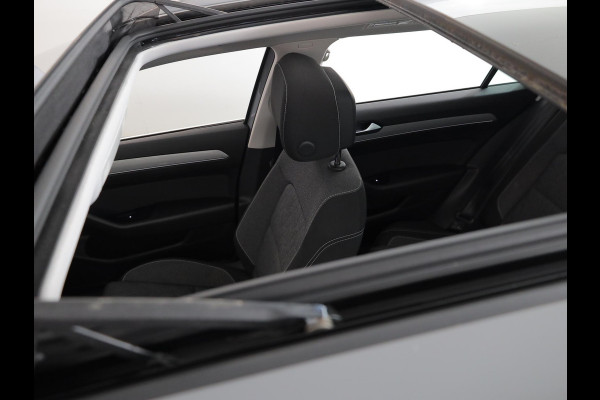 Volkswagen Passat 1.4 TSI PHEV GTE Business 218 pk Automaat (DSG) | Navigatie | Panoramadak | Parkeersensoren (Park assist) | Rondomzicht camera | Stoelverwarming v/a |