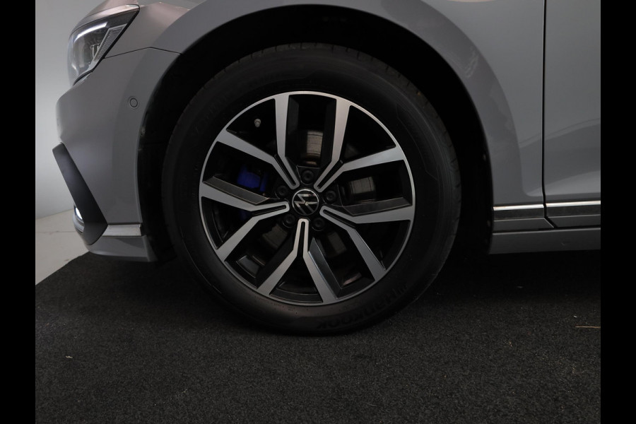 Volkswagen Passat 1.4 TSI PHEV GTE Business 218 pk Automaat (DSG) | Navigatie | Panoramadak | Parkeersensoren (Park assist) | Rondomzicht camera | Stoelverwarming v/a |