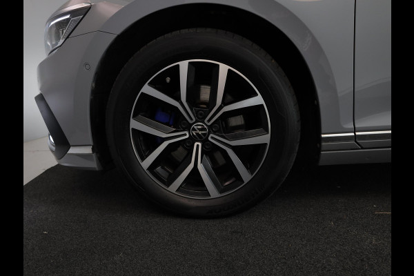 Volkswagen Passat 1.4 TSI PHEV GTE Business 218 pk Automaat (DSG) | Navigatie | Panoramadak | Parkeersensoren (Park assist) | Rondomzicht camera | Stoelverwarming v/a |