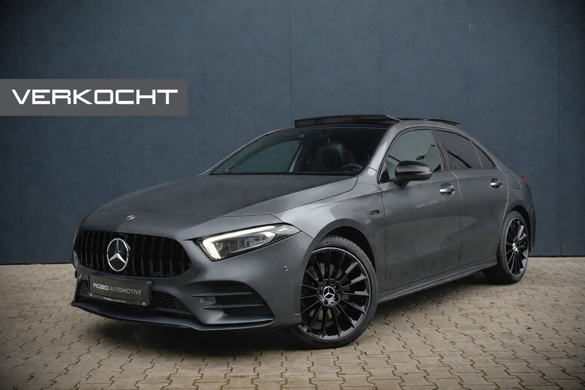 Mercedes-Benz A-Klasse 180 Business Solution AMG | Panoramadak | Memory Seats | Ambiance Verlichting | Stoelverwarming | Camera | Navigatie | Apple Carplay | Keyless | Dodehoekdetectie | Cruise Control | DAB |