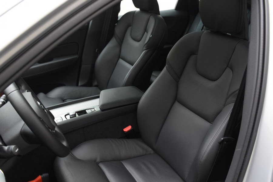 Volvo XC60 T6 350PK Automaat Plug-in Hybrid AWD Ultra Dark / Navigatie / Adaptieve Cruise control / Head Up-Display / Panorama dak / Leder / Elektrische stoelen / 360 Camera / Trekhaak / 20" Velgen