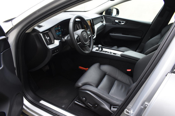 Volvo XC60 T6 350PK Automaat Plug-in Hybrid AWD Ultra Dark / Navigatie / Adaptieve Cruise control / Head Up-Display / Panorama dak / Leder / Elektrische stoelen / 360 Camera / Trekhaak / 20" Velgen