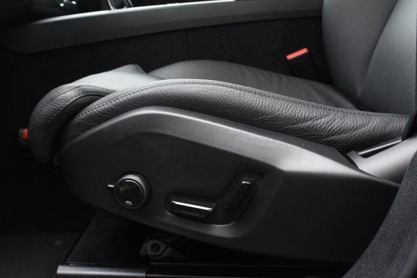 Volvo XC60 T6 350PK Automaat Plug-in Hybrid AWD Ultra Dark / Navigatie / Adaptieve Cruise control / Head Up-Display / Panorama dak / Leder / Elektrische stoelen / 360 Camera / Trekhaak / 20" Velgen