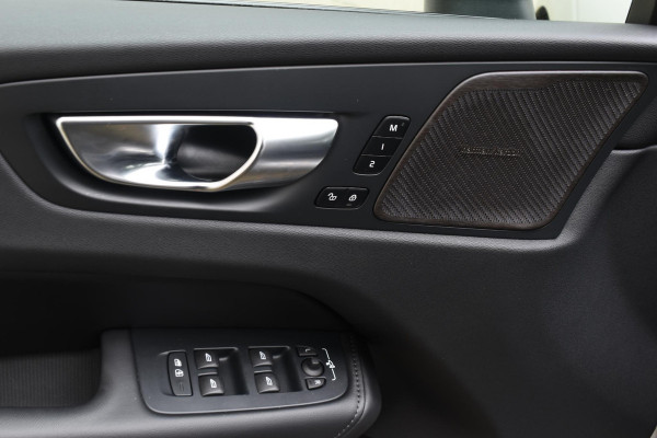 Volvo XC60 T6 350PK Automaat Plug-in Hybrid AWD Ultra Dark / Navigatie / Adaptieve Cruise control / Head Up-Display / Panorama dak / Leder / Elektrische stoelen / 360 Camera / Trekhaak / 20" Velgen