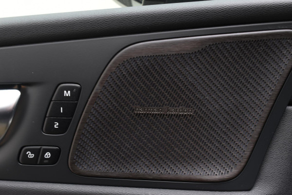 Volvo XC60 T6 350PK Automaat Plug-in Hybrid AWD Ultra Dark / Navigatie / Adaptieve Cruise control / Head Up-Display / Panorama dak / Leder / Elektrische stoelen / 360 Camera / Trekhaak / 20" Velgen