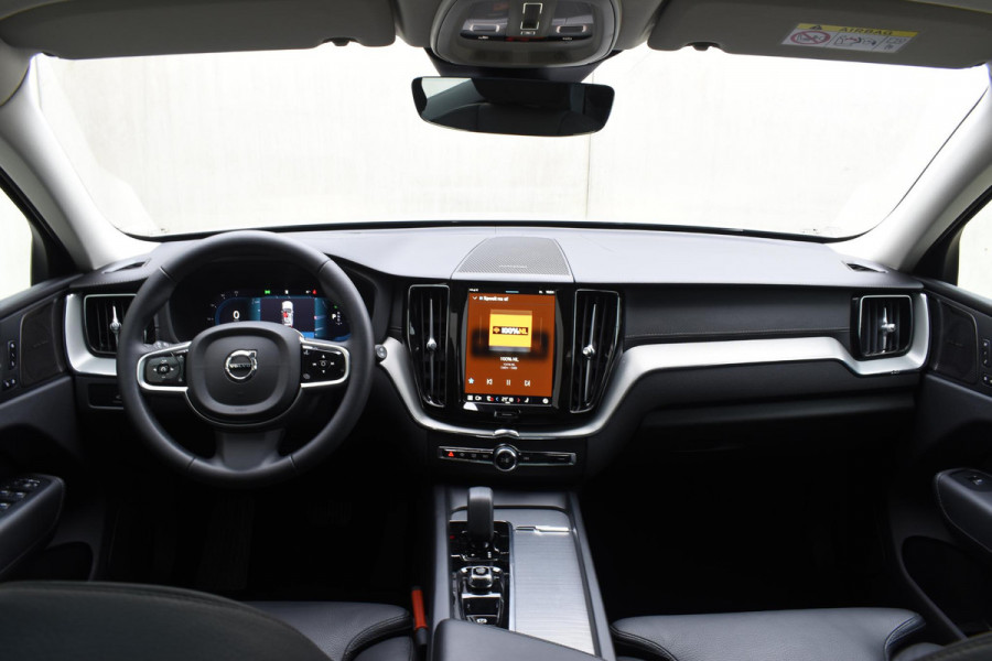 Volvo XC60 T6 350PK Automaat Plug-in Hybrid AWD Ultra Dark / Navigatie / Adaptieve Cruise control / Head Up-Display / Panorama dak / Leder / Elektrische stoelen / 360 Camera / Trekhaak / 20" Velgen