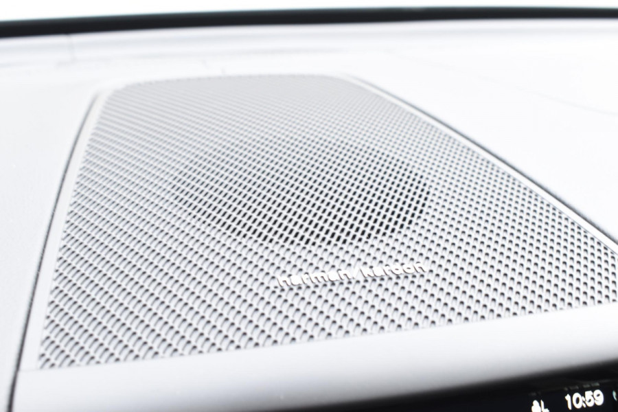 Volvo XC60 T6 350PK Automaat Plug-in Hybrid AWD Ultra Dark / Navigatie / Adaptieve Cruise control / Head Up-Display / Panorama dak / Leder / Elektrische stoelen / 360 Camera / Trekhaak / 20" Velgen