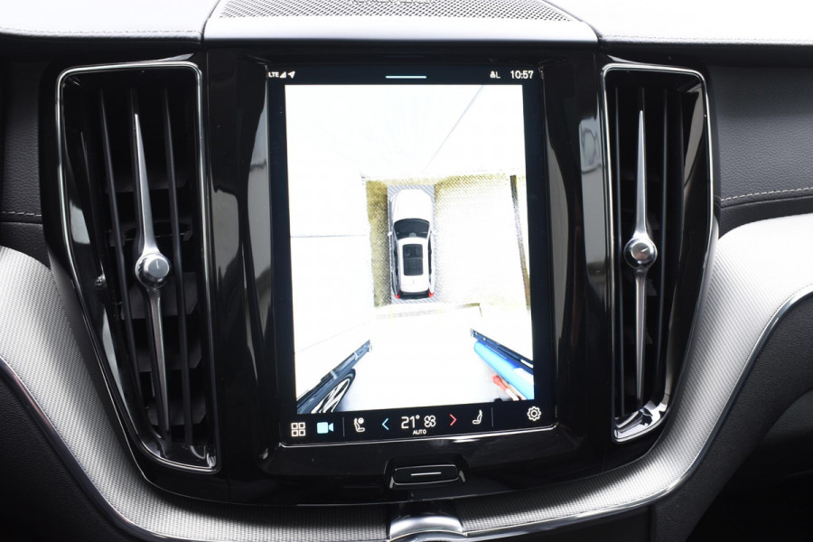 Volvo XC60 T6 350PK Automaat Plug-in Hybrid AWD Ultra Dark / Navigatie / Adaptieve Cruise control / Head Up-Display / Panorama dak / Leder / Elektrische stoelen / 360 Camera / Trekhaak / 20" Velgen