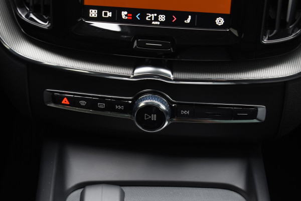 Volvo XC60 T6 350PK Automaat Plug-in Hybrid AWD Ultra Dark / Navigatie / Adaptieve Cruise control / Head Up-Display / Panorama dak / Leder / Elektrische stoelen / 360 Camera / Trekhaak / 20" Velgen