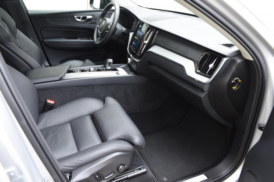 Volvo XC60 T6 350PK Automaat Plug-in Hybrid AWD Ultra Dark / Navigatie / Adaptieve Cruise control / Head Up-Display / Panorama dak / Leder / Elektrische stoelen / 360 Camera / Trekhaak / 20" Velgen