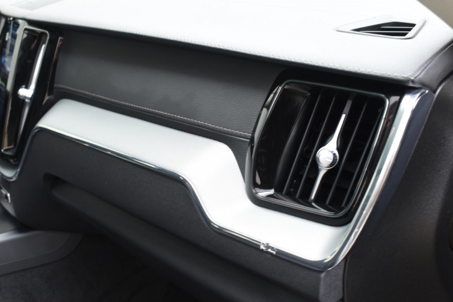 Volvo XC60 T6 350PK Automaat Plug-in Hybrid AWD Ultra Dark / Navigatie / Adaptieve Cruise control / Head Up-Display / Panorama dak / Leder / Elektrische stoelen / 360 Camera / Trekhaak / 20" Velgen
