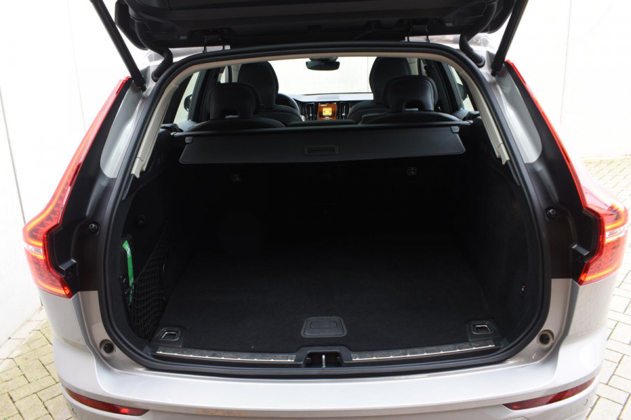 Volvo XC60 T6 350PK Automaat Plug-in Hybrid AWD Ultra Dark / Navigatie / Adaptieve Cruise control / Head Up-Display / Panorama dak / Leder / Elektrische stoelen / 360 Camera / Trekhaak / 20" Velgen