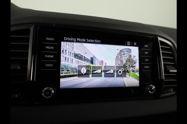 Škoda Karoq 1.5 TSI Sportline Business 150pk | Dode hoek sensoren | Adaptive Cruise Control | Elektrische achterklep |